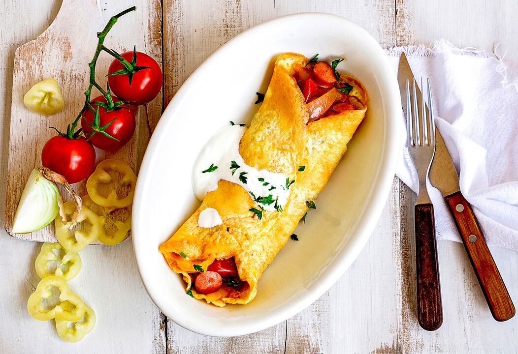 بالنسبة للفطور ، يمكن لمن يتبعون حمية الكيتو تناول عجة البيض مع الجبن والخضروات ولحم الخنزير