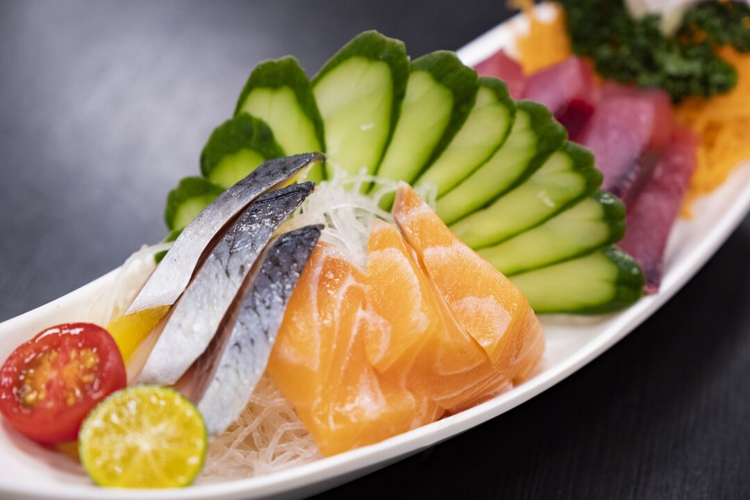 تعتبر الأسماك والخضروات جزءًا صحيًا من نظام كيتو الغذائي منخفض الكربوهيدرات